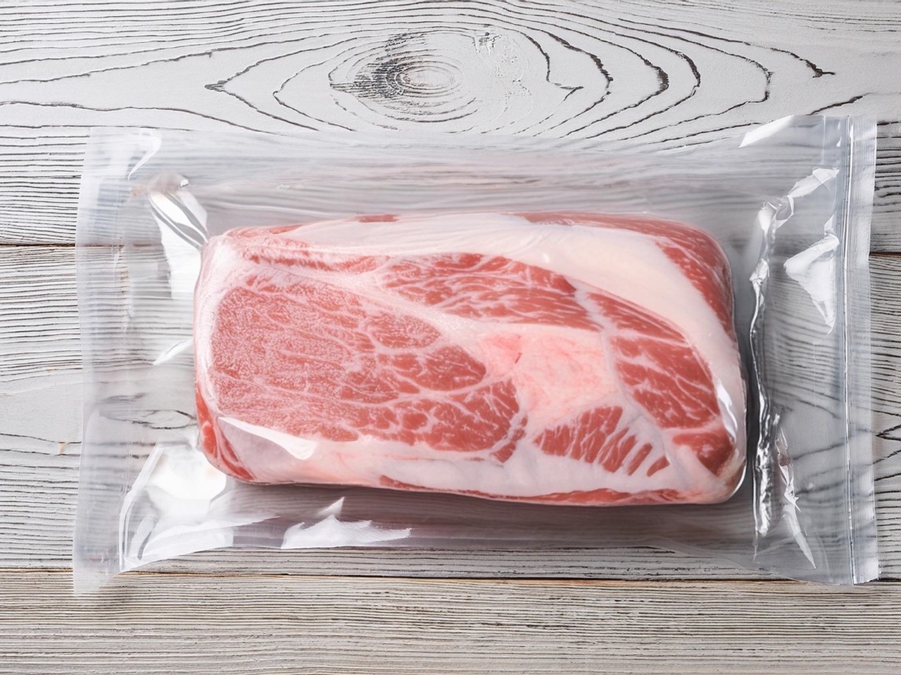 vakuování masa v kuchyni